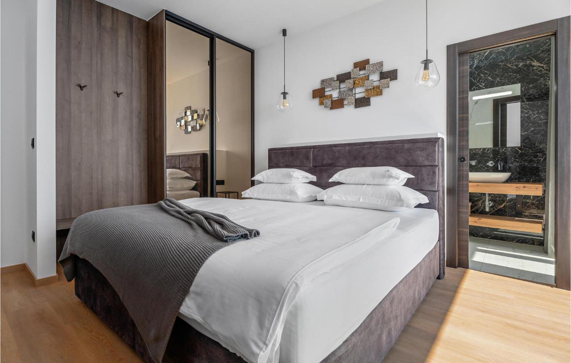 Beautiful Home In Omis With Kitchen Buitenkant foto
